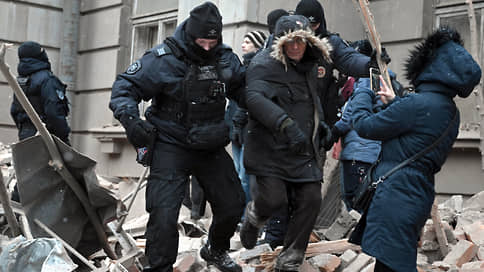 Полиция задержала активистов, выступающих против сноса здания бывшего НИИ бумаги