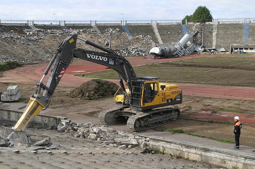 Сентябрь 2006. Тяжелая техника в чаше стадиона