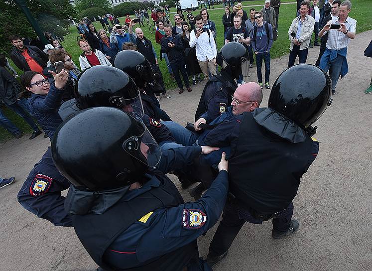 Протесты. Задержание депутата Законодательного собрания Петербурга Максима Резника