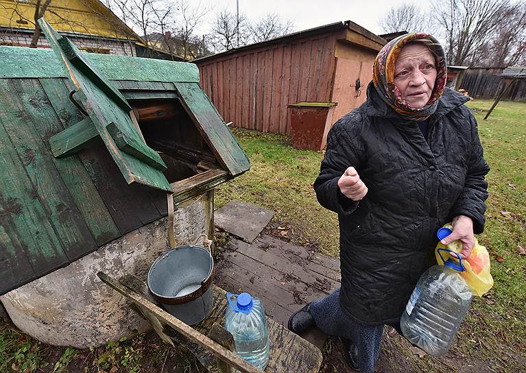 Женщина у колодца в городе Гдов