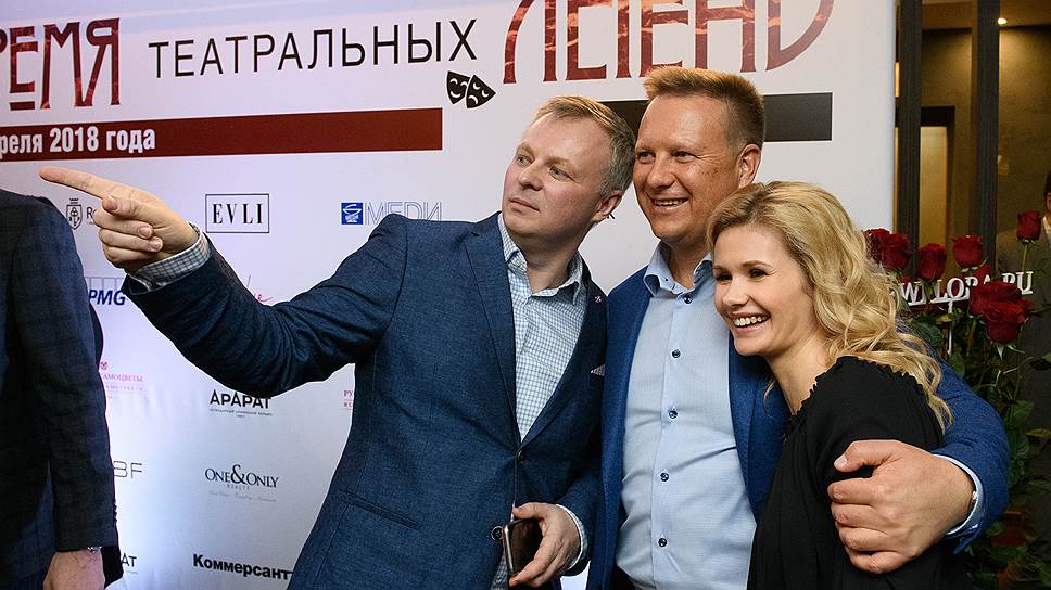 Слева направо: Максим Ефимов, генеральный директор ИД «Коммерсантъ» в Санкт-Петербурге, Дмитрий Симонов, генеральный директор ЛОЭСК, с супругой
