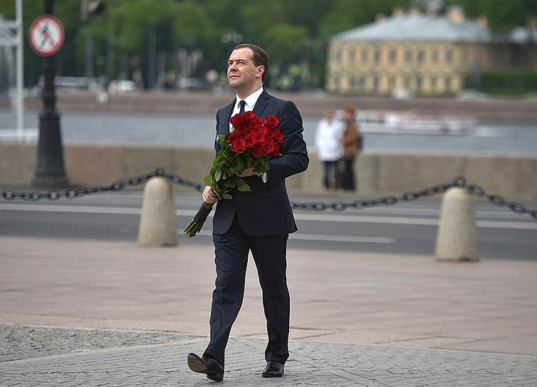 Председатель правительства России Дмитрий Медведев во время церемонии возложения цветов к памятнику Петру Первому &quot;Медному всаднику&quot; на Сенатской площади