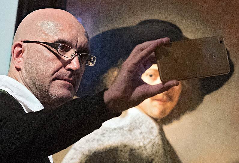 Посетитель выставки &quot;Эпоха Рембрандта и Вермеера. Шедевры Лейденской коллекции&quot; в Николаевском зале Государственного Эрмитажа