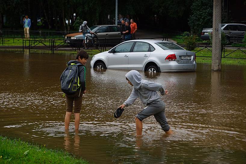Последствия прорыва трубы водопровода на Парашютной улице 