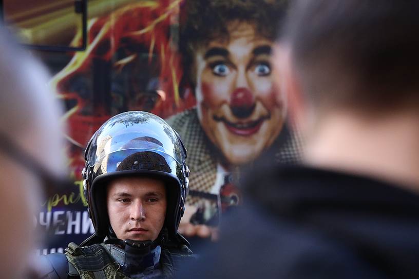  Сотрудник полиции во время митинга объединенной оппозиции против повышения пенсионного возраста