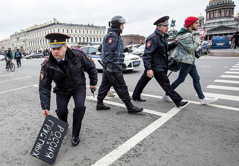 Несогласованная акция протеста сторонников оппозиционера Алексея Навального &quot;Он нам не царь&quot;