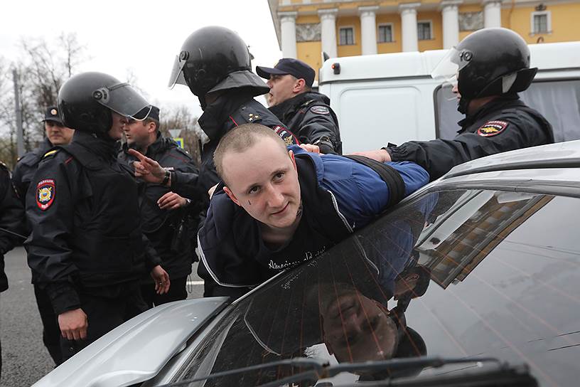 Задержание Михаила Цакунова на акции протеста сторонников оппозиционера Алексея Навального &quot;Он нам не царь&quot;