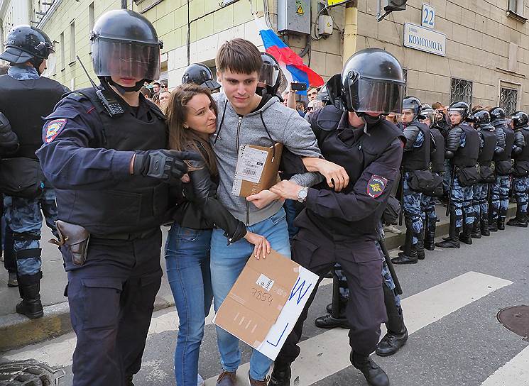 Сотрудники полиции во время задержания участников акции против пенсионной реформы 