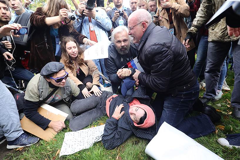 Попытка задержания сотрудниками МВД участницу митинга объединенной оппозиции против повышения пенсионного возраста 