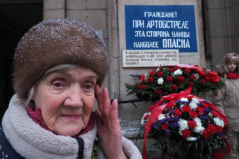 Участники возложения цветов к мемориальной надписи: &quot;Граждане! При артобстреле эта сторона улицы наиболее опасна&quot; на Невском проспекте дом 14