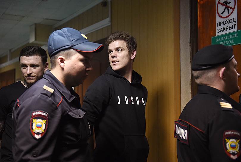 Футболисты Павел Мамаев (слева) и Александр Кокорин (в центре), обвиняемые в хулиганстве и побоях, перед началом заседания Пресненского районного суда