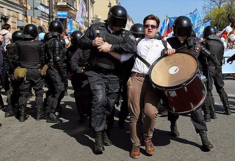 Сотрудники полиции во время задержаний участников первомайской демонстрации