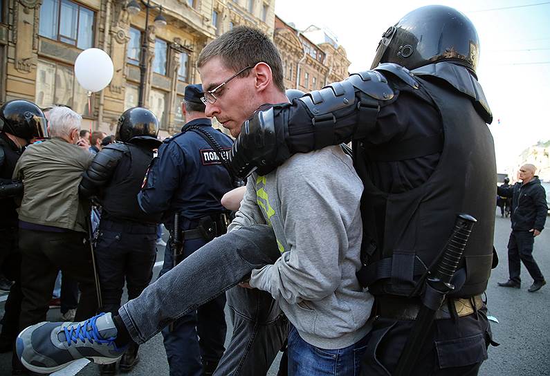 Сотрудники полиции во время задержаний участников первомайской демонстрации