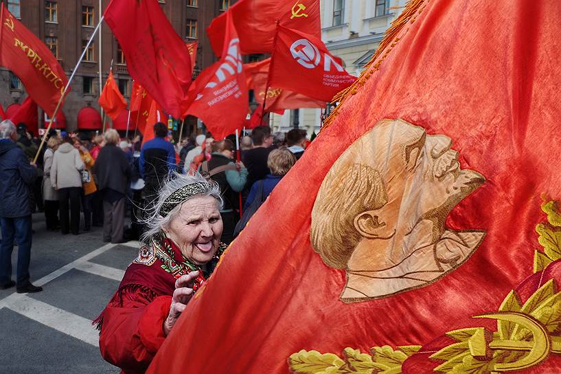 Участница первомайской демонстрации