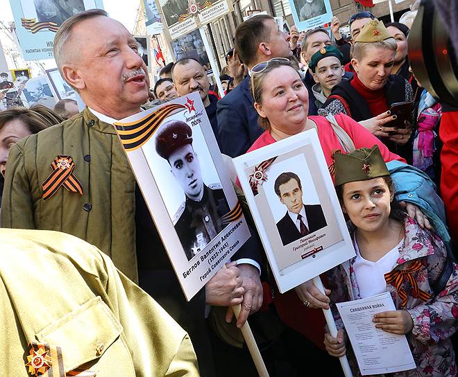 Временно исполняющий обязанности губернатора Санкт-Петербурга Александр Беглов (слева) во время шествия участников акции памяти &quot;Бессмертный полк&quot; по Невскому проспекту