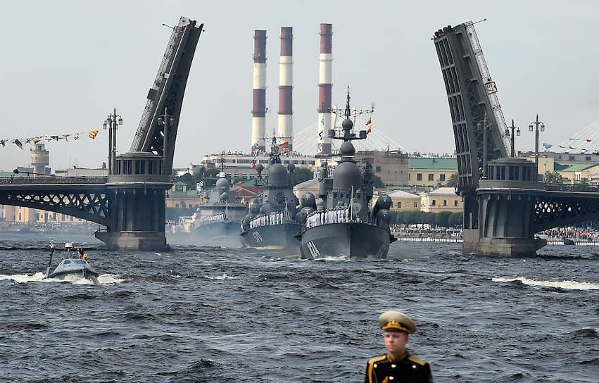 Празднование Дня Военно-морского флота (ВМФ) России в Санкт-Петербурге