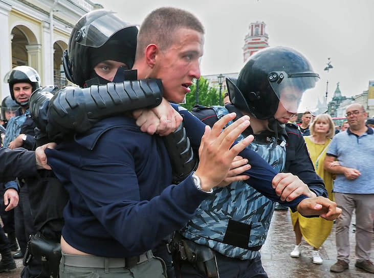 Одиночные пикеты в поддержку согласованного митинга в Москве &quot;За допуск независимых кандидатов&quot; на Невском проспекте. Сотрудники полиции во время задержания участника пикета