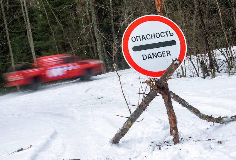 Знак &quot;Опасность&quot; перед выездом на спецучасток ралли-рейда