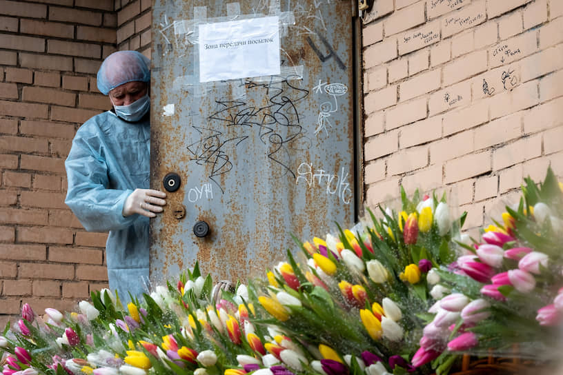 Цветы для студенток Северо-Западного государственного медицинского университета (СЗГМУ) им. И.И. Мечникова, соблюдающих режим обсервации, во время акции солидарности &quot;Петербург своих не бросает&quot;