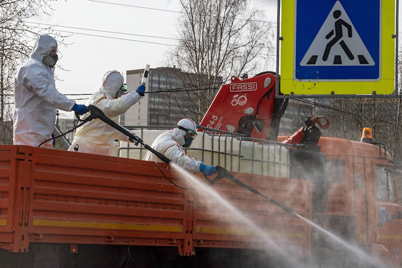 Сотрудники ЖКХ во время дезинфекции улиц в городском поселении Мурино в связи с эпидемией коронавируса COVID-19