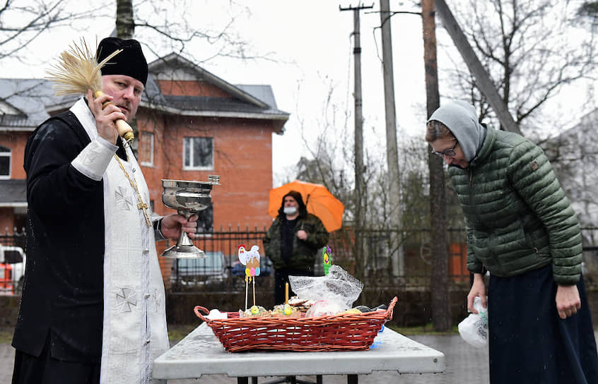 Освящение пасхальных куличей, яиц и пасхи в Свято-Троицком храме Всеволожска