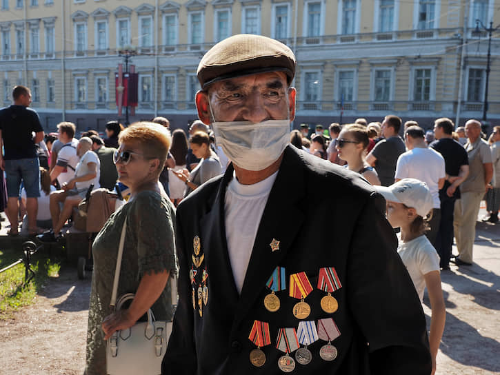 Зрители во время парада на Дворцовой площади.