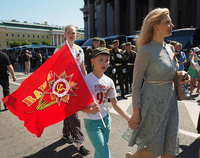 Петербуржцы празднуют праздник День Победы.