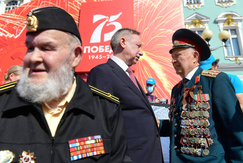 Губернатор Санкт-Петербург Александр Беглов (в центре) во время парада.