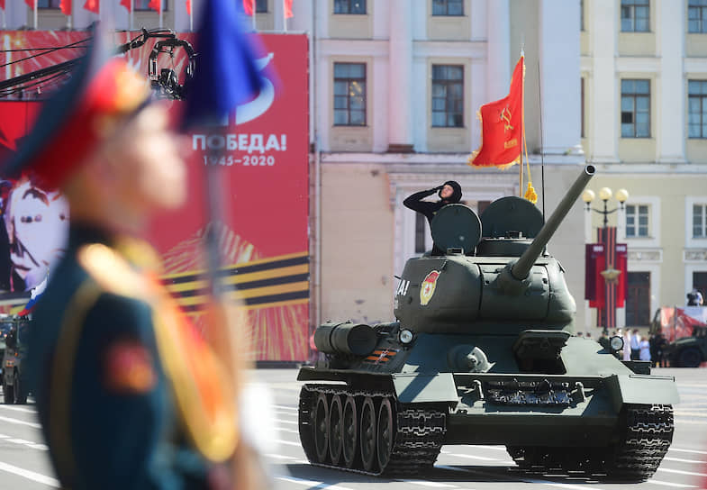 Военный парад, посвященный 75-й годовщине Победы в Великой Отечественной войне на Дворцовой площади. Танк Т-34 во время парада.