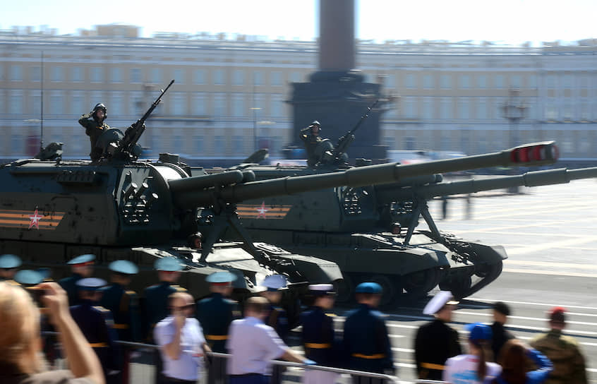 Военный парад, посвященный 75-й годовщине Победы в Великой Отечественной войне на Дворцовой площади. Танки во время парада.