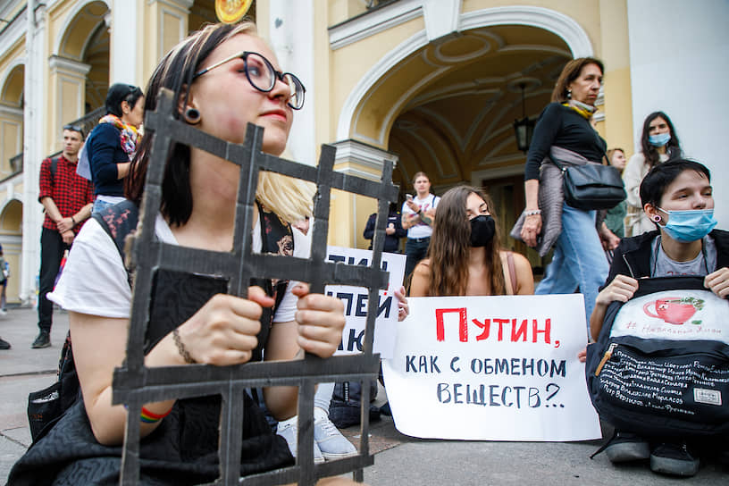 Пикеты у Гостиного двора в поддержку протестующих больше месяца хабаровчан и защитников башкирского шихана, а также против насилия силовиков в Беларуси и за расследование истории с отравлением оппозиционного политика Алексея Навального