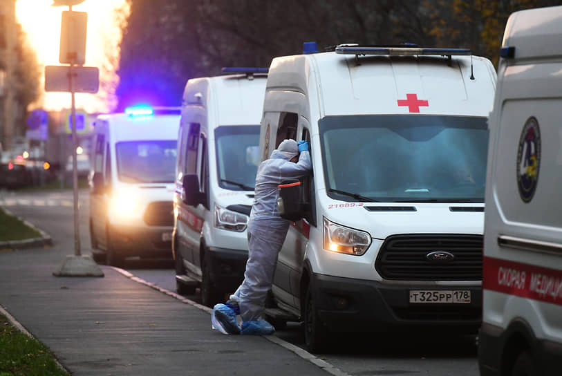 Врач скорой медицинской помощи во время ожидания своей очереди для сдачи в приемный покой Покровской больницы пациента с подтвержденным диагнозом коронавирусной инфекции COVID-19