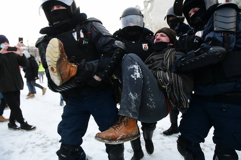 Несогласованные акции в поддержку оппозиционера Алексея Навального на Пионерской площади