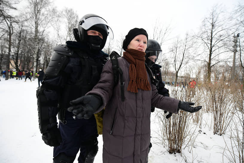 Несогласованные акции в поддержку оппозиционера Алексея Навального на Пионерской площади