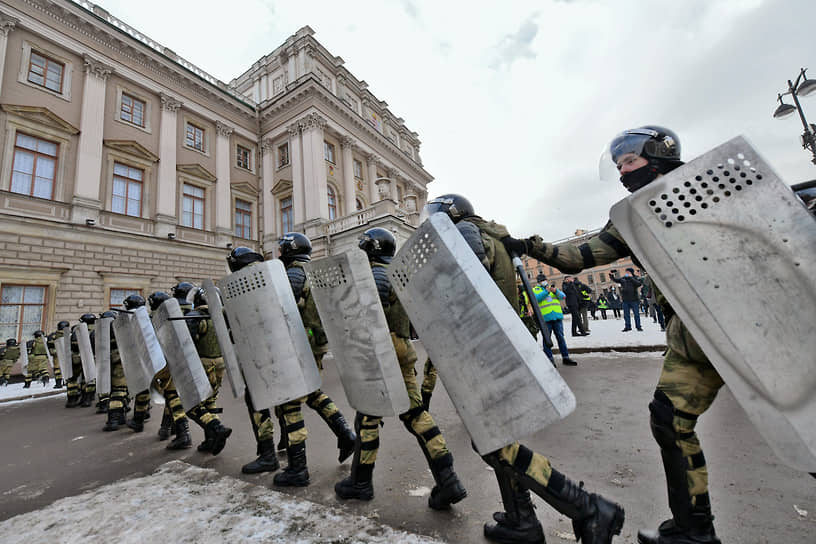 Несанкционированная акция в поддержку оппозиционера Алексея Навального в центре Санкт-Петербурга. Сотрудники Росгвардии блокируют подходы к Мариинскому дворцу (Законодательное собрание Санкт-Петербурга)