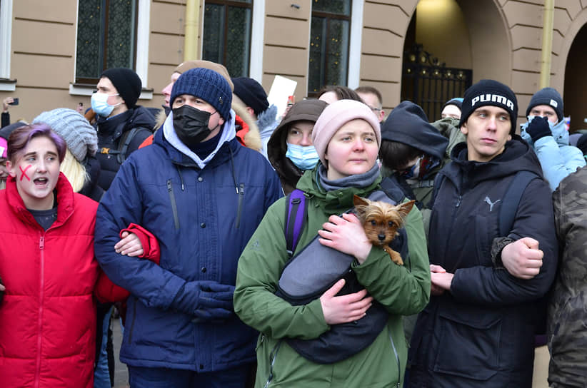 Несогласованная акция в поддержку оппозиционера Алексея Навального на Исаакиевской площади