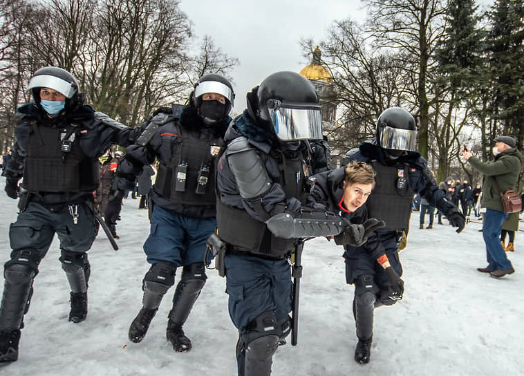 Акция в поддержку задержанного оппозиционера Алексея Навального на Сенатской площади. Сотрудники полиции во время задержания участников акции