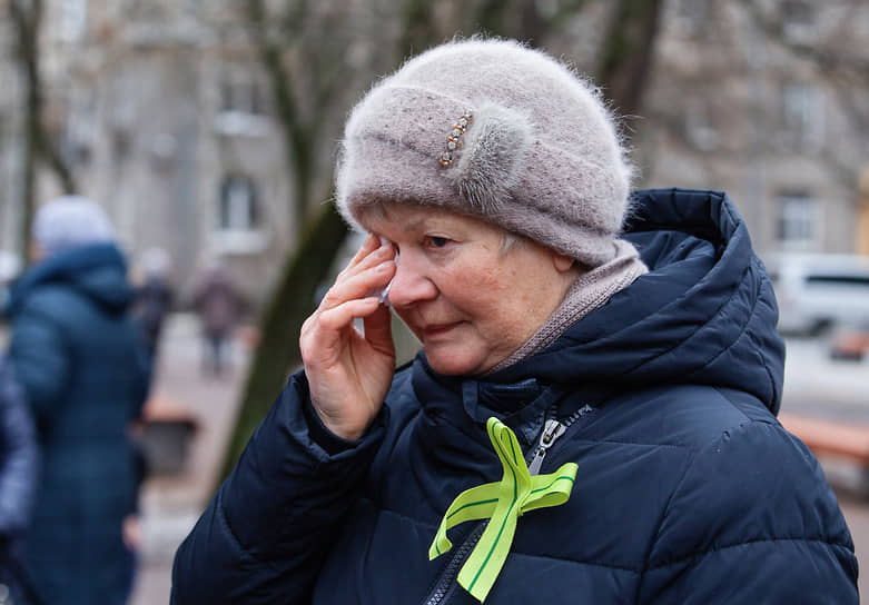 Акция &quot;Свеча памяти&quot; в честь 77-й годовщины полного освобождения Ленинграда от фашистской блокады прошла в сквере Ольги Берггольц. Участники во время акции