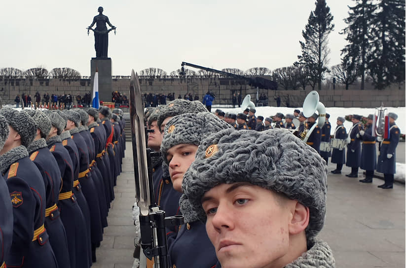 Церемония возложения венков и цветов к монументу &quot;Мать-Родина&quot; на Пискаревском мемориальном кладбище, посвященная 77-й годовщине полного освобождения Ленинграда от фашистской блокады