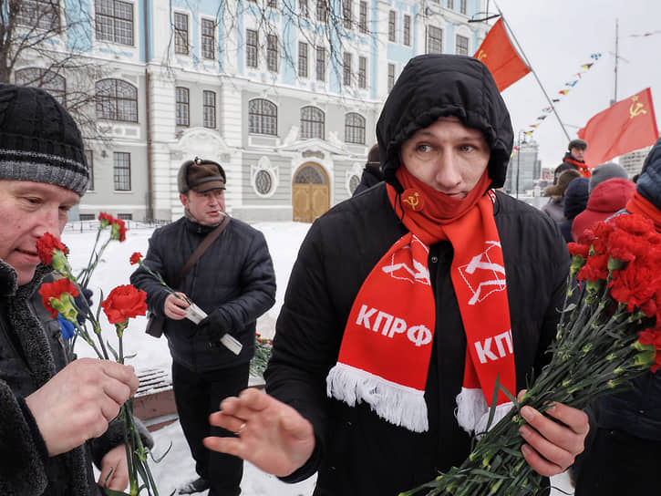 День защитника Отечества. Акция сторонников Коммунистической партии России (КПРФ) на Петроградской набережной у крейсера &quot;Аврора&quot;