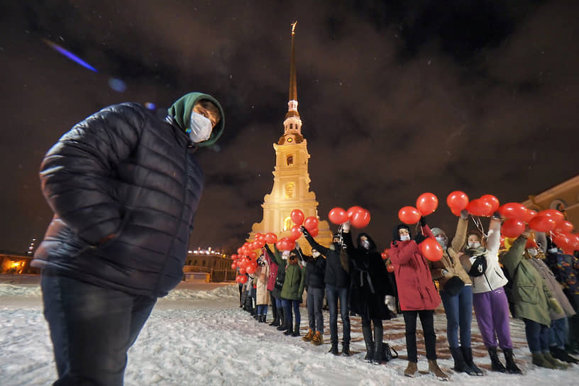 Пятьдесят добровольцев выстроились в форме сердца на фоне Петропавловского собора. Городская акция прошла одновременно с протестной акцией &quot;Любовь сильнее страха!&quot; в поддержку политика Алексея Навального