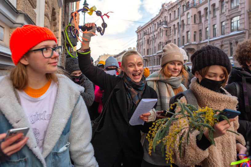 Праздничное шествие петербургских феминисток в центре города приуроченное к международному женскому дню 8 марта