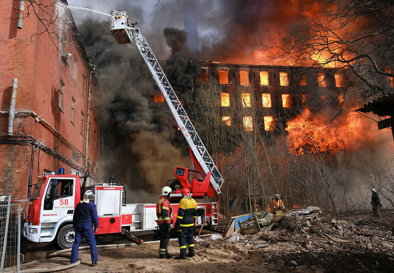 Пожар в здании Невской мануфактуры на Октябрьской набережной 