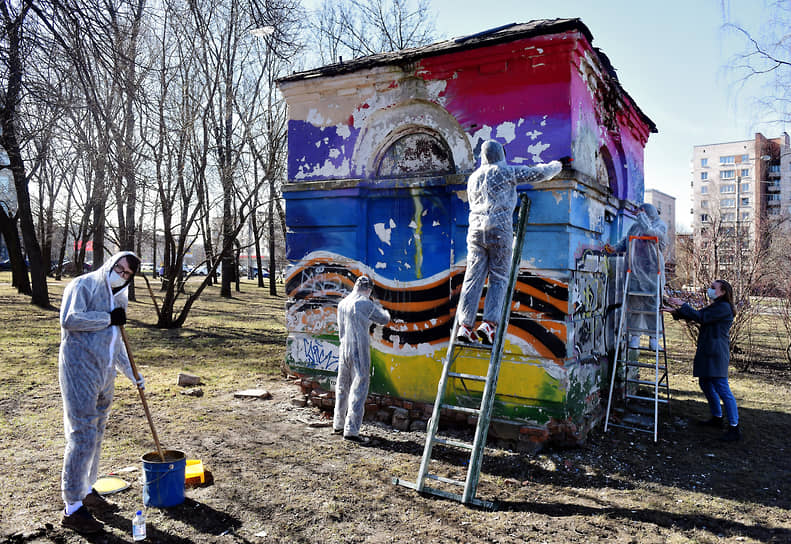 Ученики колледжа готовят здание под покраску в Ленинградском сквере во время субботника
