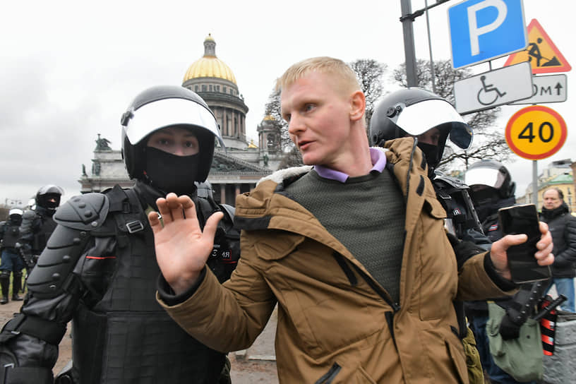 Несогласованная акция в поддержку политика Алексея Навального в центре города. Сотрудники полиции во время задержания участников акции 