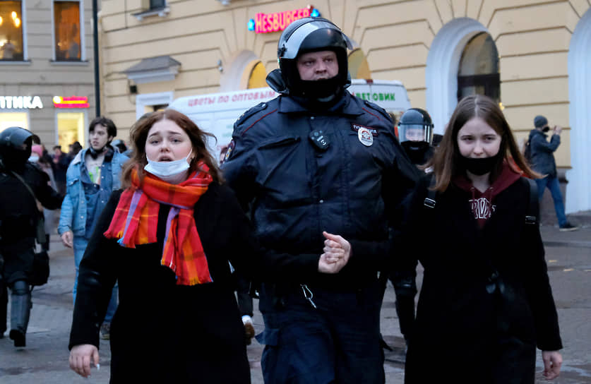 Несогласованная акция в поддержку политика Алексея Навального в центре города. Задержание участников акции