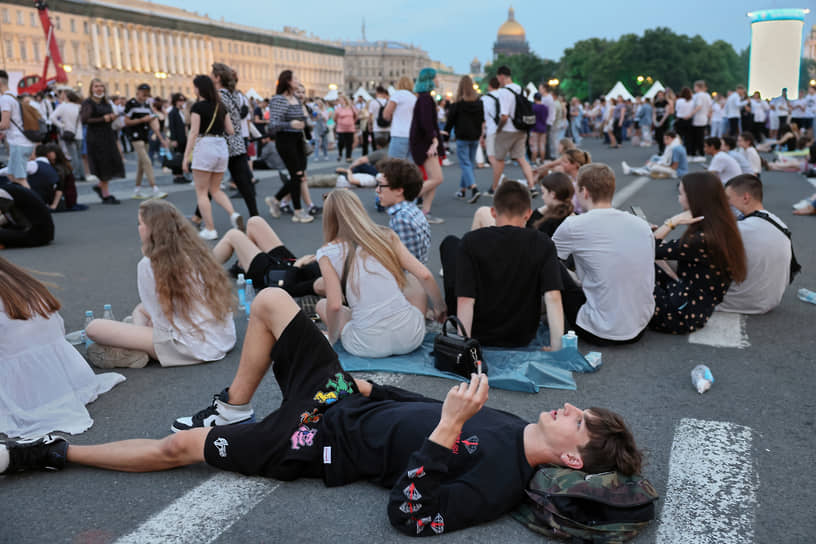 Выпускники во время праздника на Дворцовой площади