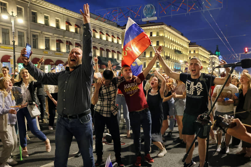 Выпускники во время праздника в центре города