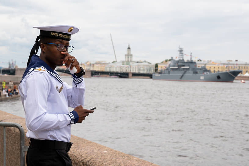 Празднование Дня Военно-морского флота (ВМФ) России. Иностранный курсант Военно-медицинской академии на Дворцовой набережной