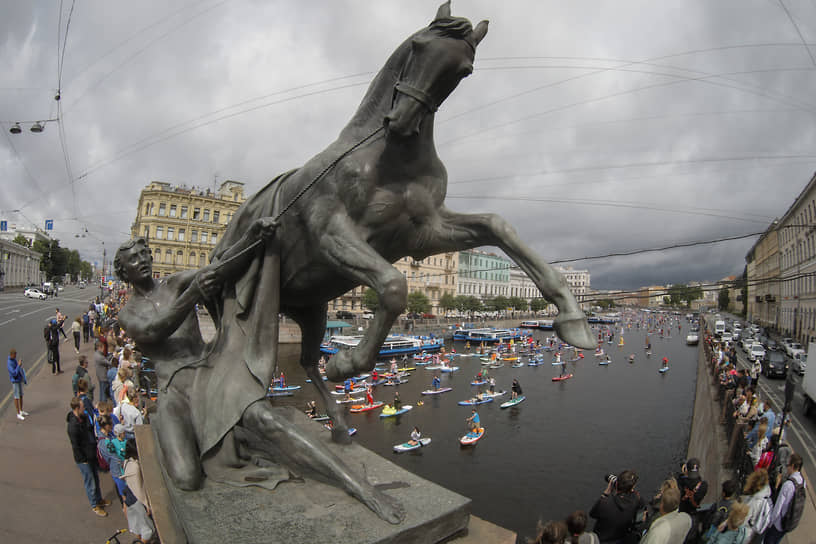 Ежегодный водный фестиваль «Фонтанка-SUP». Участники фестиваля сапсерфинга плывут по Фонтанке